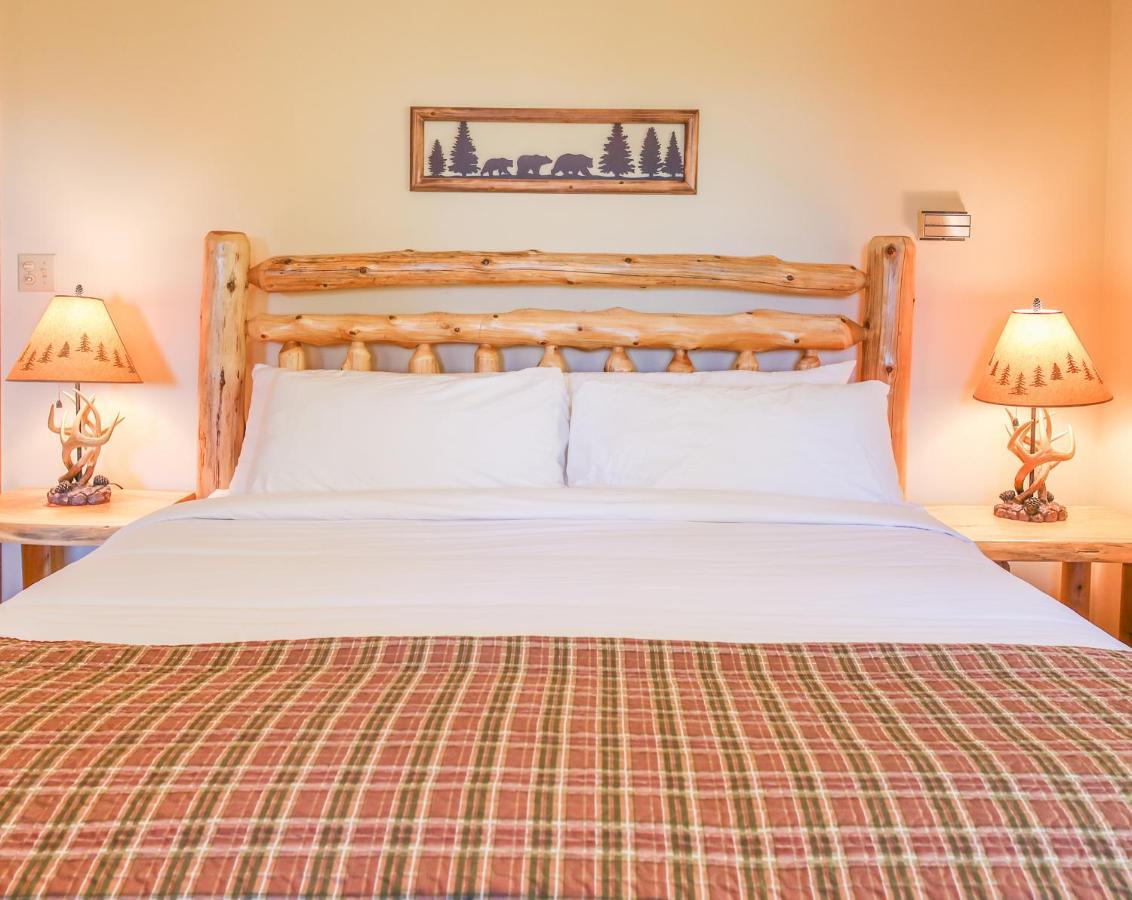 Outland Chalet & Suites Great Smoky Mountains Whittier Habitación foto