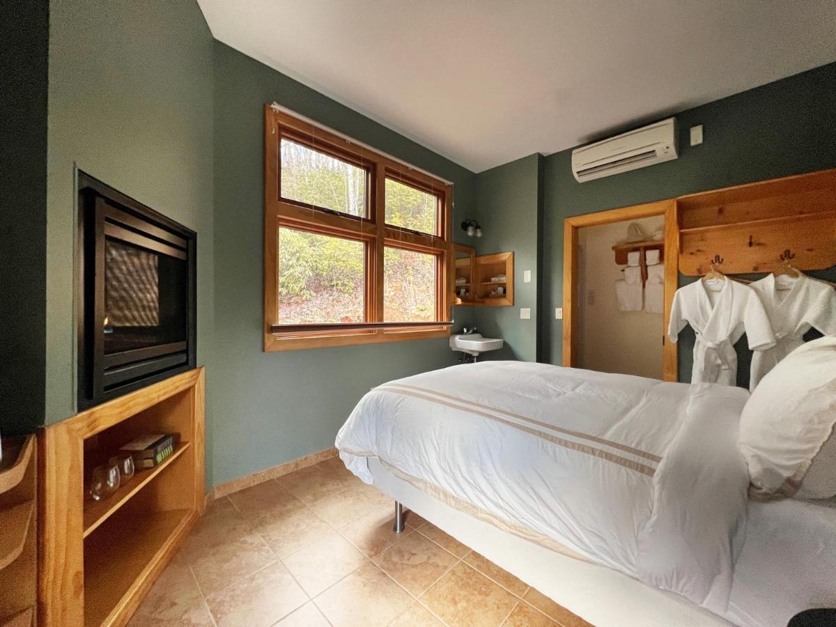 Outland Chalet & Suites Great Smoky Mountains Whittier Habitación foto